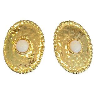 Vtg ELLEN DESIGNS Hammered Gold Tone Oval White Cabochon Clip Earrings